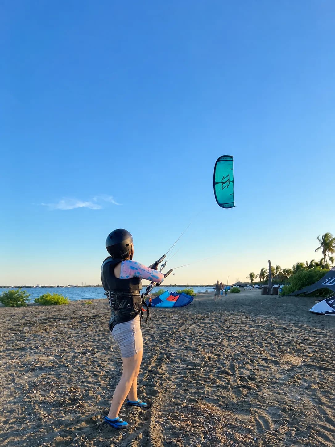 Alumno durante una clase de kitesurf en Punta Salinas